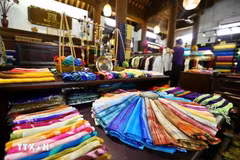 Los productos de seda Van Phuc son diversos en colores y famosos por su alta calidad, brindando una sensación suave y delicada, cálida en invierno y fresca en verano. (Foto: VNA)