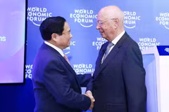 El primer ministro Pham Minh Chinh y el fundador y presidente ejecutivo del Foro Económico Mundial, Klaus Schwab (Foto: VNA)