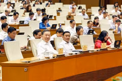 El secretario general del Partido Comunista de Vietnam y presidente del Estado, To Lam, junto con los delegados, durante la sesión. Foto: VNA