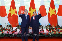 El primer ministro Pham Minh Chinh (derecha) y su homólogo japonés Ishiba Shigeru posan para una foto antes de sus conversaciones. (Foto: VNA)