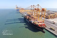 El primer buque comercial atraca oficialmente en los muelles 3 y 4 de la corporación del puerto de Hai Phong. (Foto: VNA)