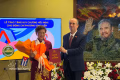 El embajador de Cuba en Vietnam, Rogelio Polanco Fuentes, entrega la Medalla de Amistad a Phuong Song Lien, vicepresidenta de la Asociación de Amistad Vietnam-Cuba y titular del Club de Estudiantes Vietnamitas Graduados en Cuba. (Fuente: VNA)