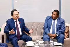 El presidente de la Asamblea Nacional, Tran Thanh Man (izquierda), y el secretario general de la UIP, Martin Chungong, en su reunión en Tashkent el 6 de abril. (Foto: VNA)