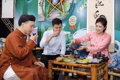 Los visitantes disfrutan del sabor del té de loto del Lago del Oeste en el Festival de Bebidas de Hanoi 2025. (Fuente: Revista Vietnam)