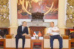 Kobayashi Yosuke, representante jefe de la Oficina de JICA en Vietnam (izquierda) y el teniente general Le Quang Dao, comandante de la Guardia Costera de Vietnam (Foto: qdnd.vn)