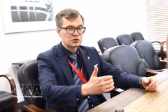 El vicerrector de la Universidad Federal del Lejano Oriente, Evgheny Vlasov, responde a las preguntas del corresponsal de la Agencia Vietnamita de Noticias en Rusia. (Foto: VNA)