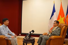 El embajador de Vietnam en Francia, Trinh Duc Hai, conversa con el corresponsal de la Agencia Vietnamita de Noticias en París, antes de la visita oficial a Francia del secretario general del Partido y presidente de la República, To Lam. Foto: VNA