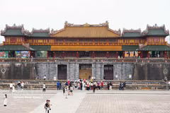 Numerosos turistas visitan la Puerta Ngo Mon de la Ciudadela Imperial de Hue. (Foto: VNA)