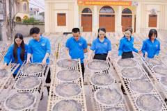 La delegación juvenil del barrio de Bac Giang realizó una serie de videos para presentar el papel de arroz Ke, una especialidad gastronómica local. (Fuente: baobacninhtv.vn)