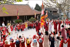 Estudiantes de la ciudad de Viet Tri participan en una experiencia de canto Xoan en la casa comunal de Hung Lo. (Foto: VNA)