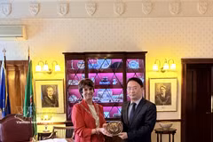 El embajador de Vietnam en Irlanda, Pham Toan Thang, y la teniente de alcalde, Margaret McDonnell. (Fuente: VNA)