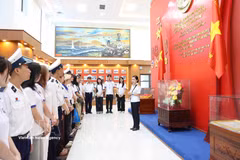 Las actividades experienciales en Khanh Hoa ayudan a los jóvenes vietnamitas residentes en el extranjero a comprender mejor la historia y las tradiciones de su país. Foto: VNA