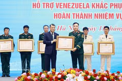 El primer ministro Le Minh Hung (izquierda) otorga las Órdenes de Defensa de la Patria de Primera y Segunda Clase a los colectivos que sobresalieron en las labores de búsqueda y rescate, asistencia humanitaria y respuesta al desastre en Venezuela. (Foto: VNA)