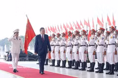 El secretario general del Partido y presidente del Estado, To Lam, pasa revista a la guardia de honor de la Fuerza de Seguridad Popular. (Foto: VNA) 
