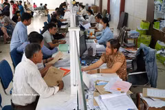 Personas realizan trámites en el centro de servicios integrales de la ciudad de Da Nang. (Foto: VNA)