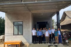 Una familia pobre de Quang Tri recibe una nueva casa (Foto: VNA)