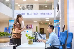 Asistencia a los ciudadanos en la resolución de trámites administrativos. (Foto: Vietnam+)