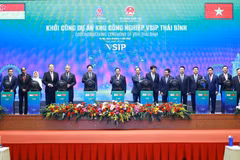 Los primeros ministros de Vietnam, Pham Minh Chinh, y de Singapur, Lawrence Wong, asistieron este martes a la ceremonia de colocación de la primera piedra del Parque Industrial Vietnam-Singapur Thai Binh (VSIP Thai Binh) (Fuente: VNA)
