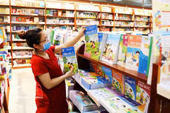 Libros de texto escolares a la venta en la red de librerías de la Editorial de Educación de Vietnam. Foto: VNA
