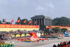 Representantes de vietnamitas en el extranjero marchando por el escenario de la ceremonia. (Foto: VNA)