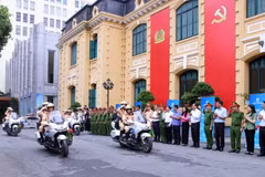 Las fuerzas participantes en la ceremonia de lanzamiento desfilaron con motivo del Mes de Acción para la Prevención y Lucha contra las Drogas 2026. (Foto: Vietnam+)