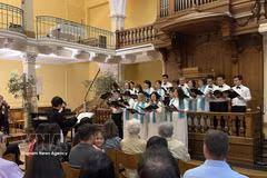 Miembros del coro Que Huong (Patria) actúan en el evento. (Foto: VNA)