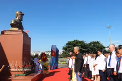 Los delegados guardan un minuto de silencio en memoria y homenaje al líder Fidel Castro Ruz. Foto: VNA