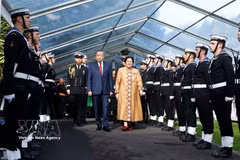El secretario general del Comité Central del Partido Comunista de Vietnam y presidente de la República, To Lam (izquierda), y la gobernadora general de Nueva Zelanda, Dame Cindy Kiro, pasan revista a la guardia de honor durante la ceremonia oficial de bienvenida en Auckland, el 13 de agosto de 2026. (Foto: VNA)