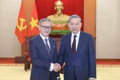 El secretario general del Partido Comunista de Vietnam, To Lam (derecha), recibe al ministro de Relaciones Exteriores de Laos, Thongsavanh Phomvihane. (Foto: VNA)