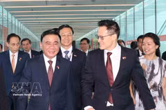 El miembro del Buró Político e integrante permanente del Secretariado del Comité Central del Partido Comunista de Vietnam (PCV), Tran Cam Tu, llega al aeropuerto Changi. (Fuente: VNA)