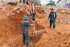 Personal militar traslada la bomba a un lugar designado para su eliminación. (Foto: VNA)