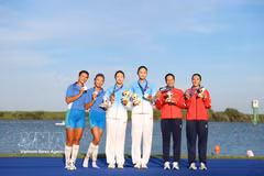 Dinh Thi Hao y Pham Thi Hue, de Vietnam (derecha), ganaron el bronce; Zhu Hongshan y Ren Wanning, de China (centro), el oro; y Anna Aksenova y Aydana Smetullaeva, de Uzbekistán, la plata en doble scull femenino de remo en ASIAD 2026, en Gifu, Japón, el 24 de septiembre. Foto: VNA