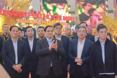 El primer ministro Pham Minh Chinh (segundo, a la izquierda) y el viceprimer ministro Bui Thanh Son (primero, a la izquierda) en el ensayo. (Foto: VNA)