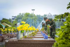 Los soldados del Comando Militar de la provincia de Dien Bien rinden homenaje y encienden incienso ante las tumbas de los Héroes y Mártires en el Cementerio de Mártires A1 antes de proceder a la exhumación para recoger muestras. Foto: VNA