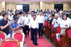 El miembro del Buró Político y permanente del Secretariado del Comité Central del Partido Comunista de Vietnam (PCV), Tran Cam Tu, se reunió hoy con los votantes de cinco barrios de Da Nang -Hai Chau, Hoa Cuong, Thanh Khe, An Hai y Son Tra. (Fuente: VNA)