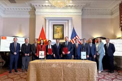 Representantes de la Refinería y Petroquímica Binh Son y ADM Asia-Pacific Trading Pte. Ltd. en la ceremonia de firma del Memorando de Entendimiento. (Foto: VNA)