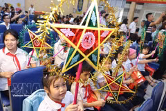 Ambiente festivo y cálido en la celebración del Festival del Medio Otoño entre los alumnos de los centros educativos especializados de Hanoi. (Fuente: VNA) 