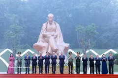 El secretario general del Partido y presidente del Estado, To Lam, y los delegados en la ceremonia de inauguración del monumento "El Tío Ho con el Festival Nacional". Foto: VNA 