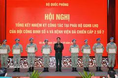 El mayor general Pham Manh Thang, director del Departamento de Mantenimiento de la Paz de Vietnam, entrega certificados de mérito del Estado Mayor General a colectivos e individuos. Foto: VNA