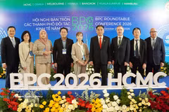 Los jefes de las delegaciones participantes en la Conferencia de Mesa Redonda de las Ciudades Socias Comerciales (BPC) de 2026 durante el evento. Foto: VNA