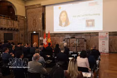 La viceministra de Relaciones Exteriores, Le Thi Thu Hang, interviene en línea durante el evento. (Foto: VNA)