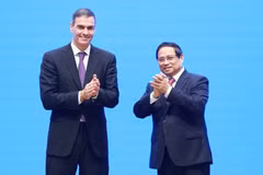 El primer ministro vietnamita, Pham Minh Chinh (der.), y el presidente del Gobierno de España, Pedro Sánchez. (Foto: VNA)