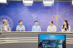 Los asistentes intercambian opiniones en el seminario. (Foto: VNA)
