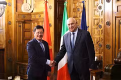 El viceministro de Justicia, Mai Luong Khoi (izq.), se reúne con el ministro de Justicia italiano, Carlo Nordio (Foto: VNA)