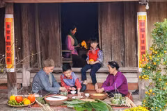 Los miembros de la familia se reúnen para preparar banh chung, un elemento indispensable de la celebración del Año Nuevo Lunar (Tet). (Foto: VNA)
