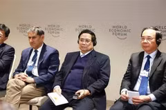 El primer ministro Pham Minh Chinh (segundo desde la derecha) en el seminario (Foto: VNA)
