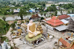 Imponente complejo de estatuas budistas en un templo khmer de An Giang