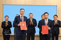 El secretario general del Partido y presidente de la República, To Lam, junto con funcionarios vietnamitas, presencia el intercambio de documentos de cooperación entre Vietnam y las Naciones Unidas en Nueva York, el 22 de septiembre de 2026. (Foto: VNA)