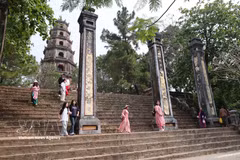 Los visitantes que llegan a Hue suelen elegir templos, pagodas y destinos de turismo espiritual y tranquilo, productos turísticos que marcan tendencia en la antigua capital imperial. Foto: VNA