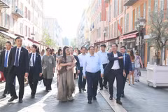 El primer ministro Pham Minh Chinh y su esposa visitan el casco antiguo de Niza. (Fuente: VNA)